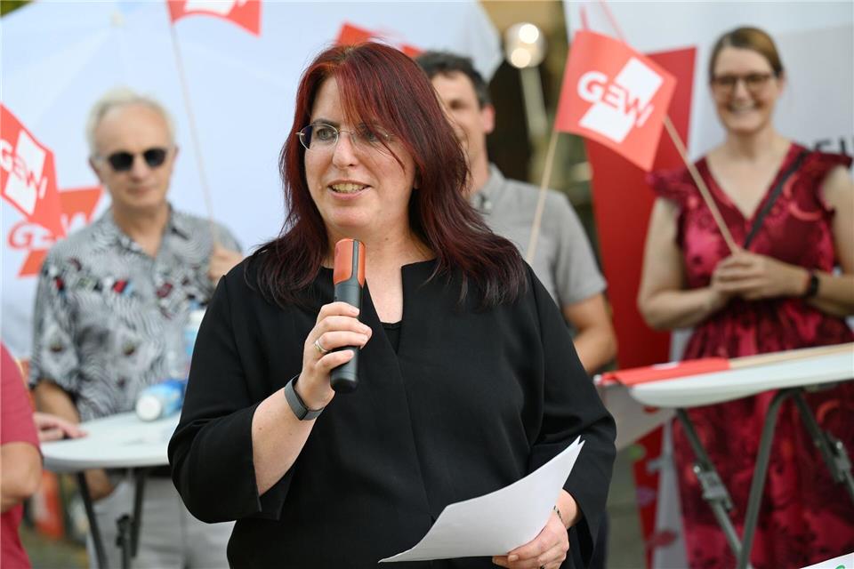 Gewerkschaft GEW protestiert gegen „unwürdige“ Sommerarbeitslosigkeit angehender Lehrer. Franziska Kraufmann/dpa