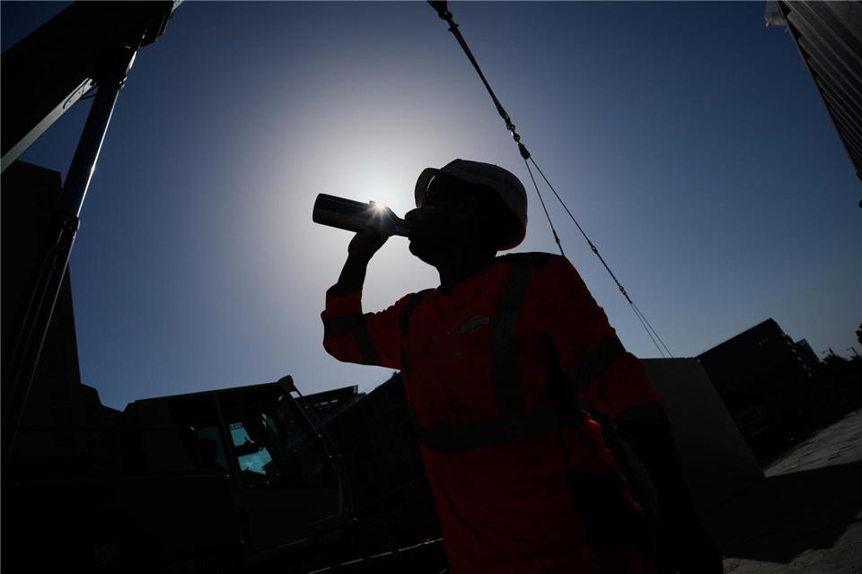 Gewerkschaften fordern verbindliche Arbeitspausen bei hohen Temperaturen. (Symbolbild)Christophe Ena/AP/dpa