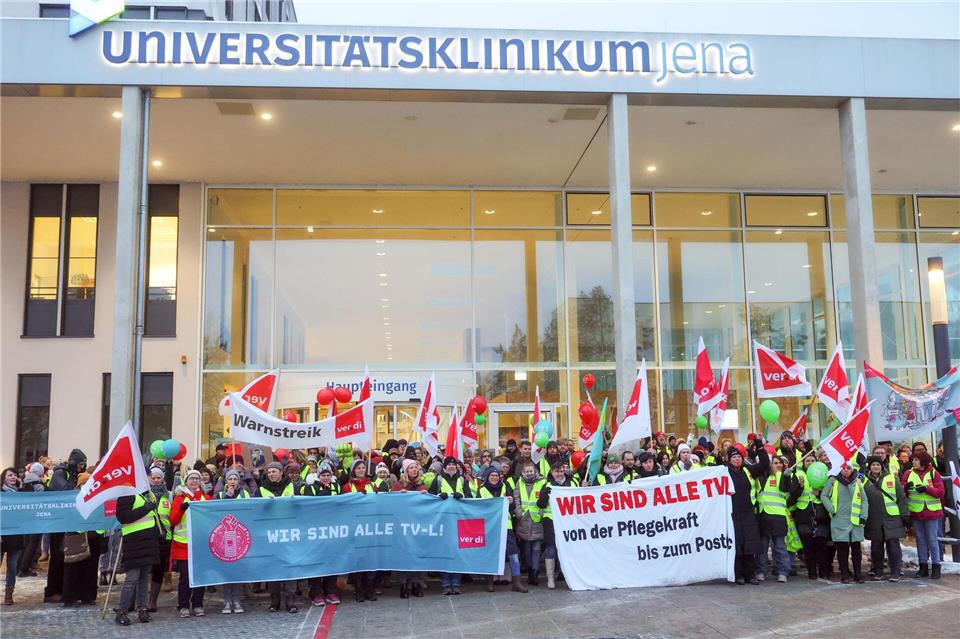 Gewerkschaftsforderungen beim Warnstreik am Universitätsklinikum Jena.Bodo Schackow/dpa