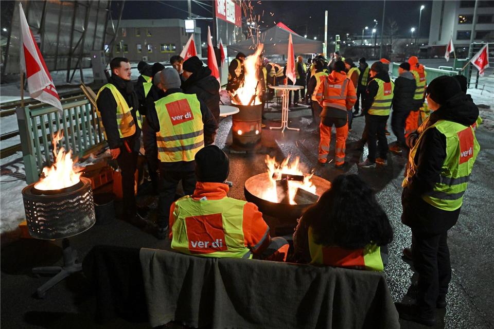 Gewerkschaftsmitglieder stehen vor dem Betriebshof der Erfurter Verkehrsbetriebe AG.Martin Schutt/dpa