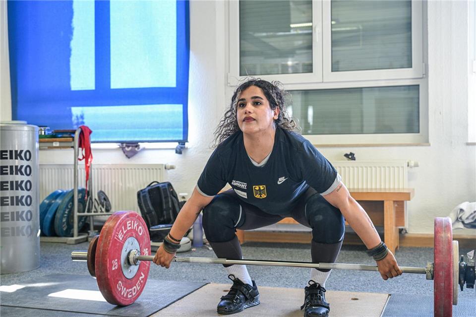 Gewichtheberin Yekta Jamali bangt um ihre Familie im Iran. (Archivbild)Jason Tschepljakow/dpa