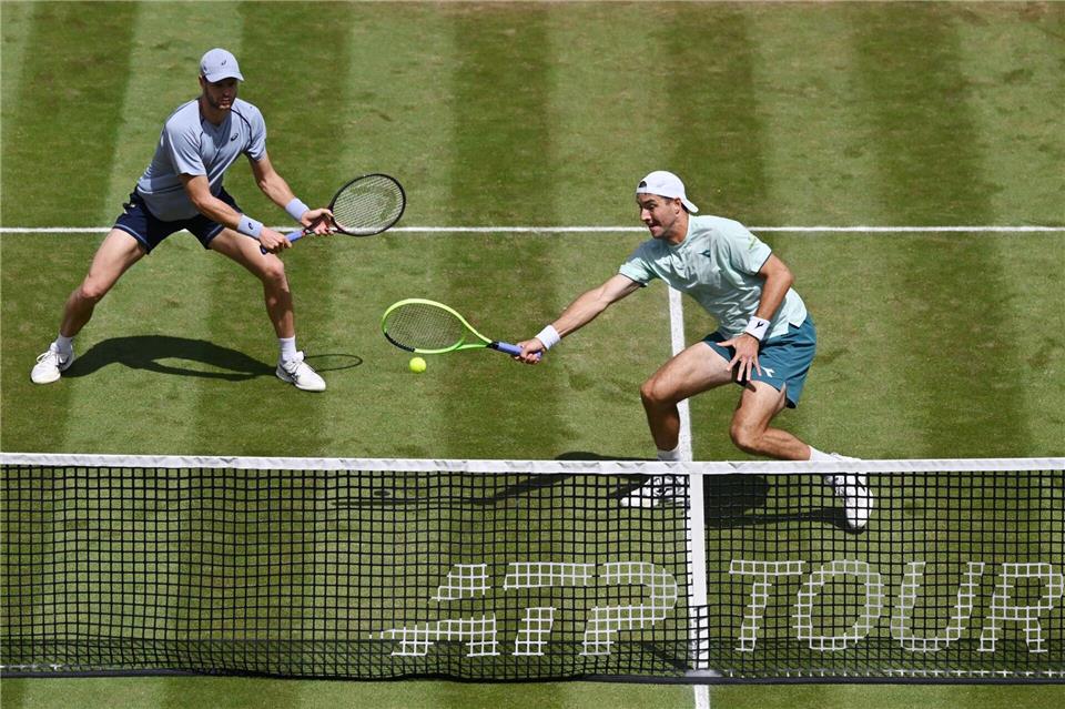 Gewinnen den Doppel-Titel: Yannick Hanfmann (l) und Jan-Lennard Struff (r)Marijan Murat/dpa