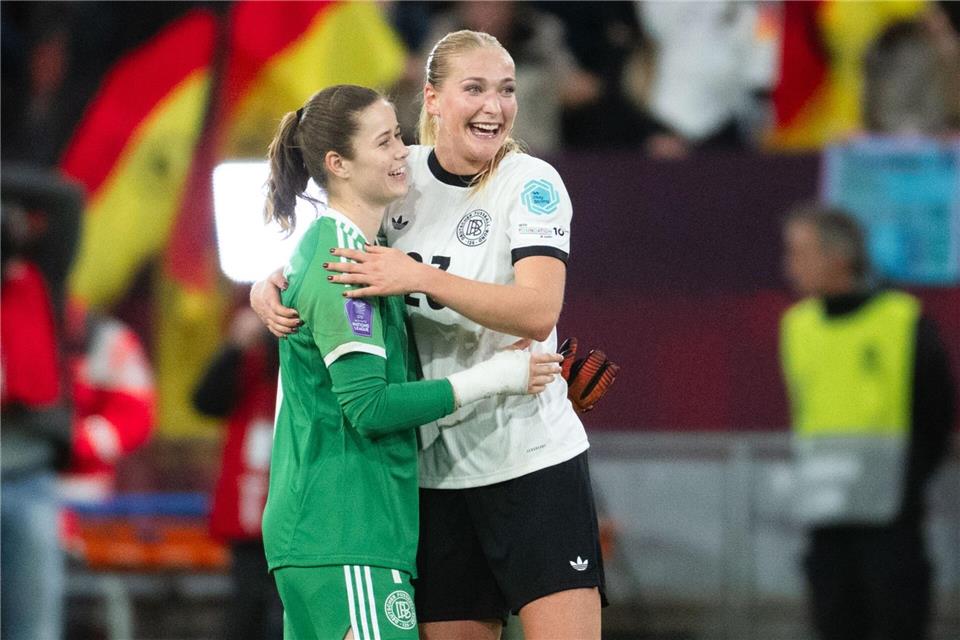 DFB-Frauen glücklich nach „Wahnsinns-Fußballabend“  Gewinner beim Frankreich-Spiel: Torhüterin Stina Johannes (l.) und Debütantin Camilla KüverMarius Becker/dpa