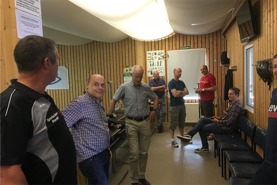 Gewinner der Tombola des Orgelbauvereins lösten ihren Gewinn ein: Sie besichtigten die Schießanlage der Raesfelder Sportschützen. Später durften sie selbst auf der Luftgewehranlage schießen. 