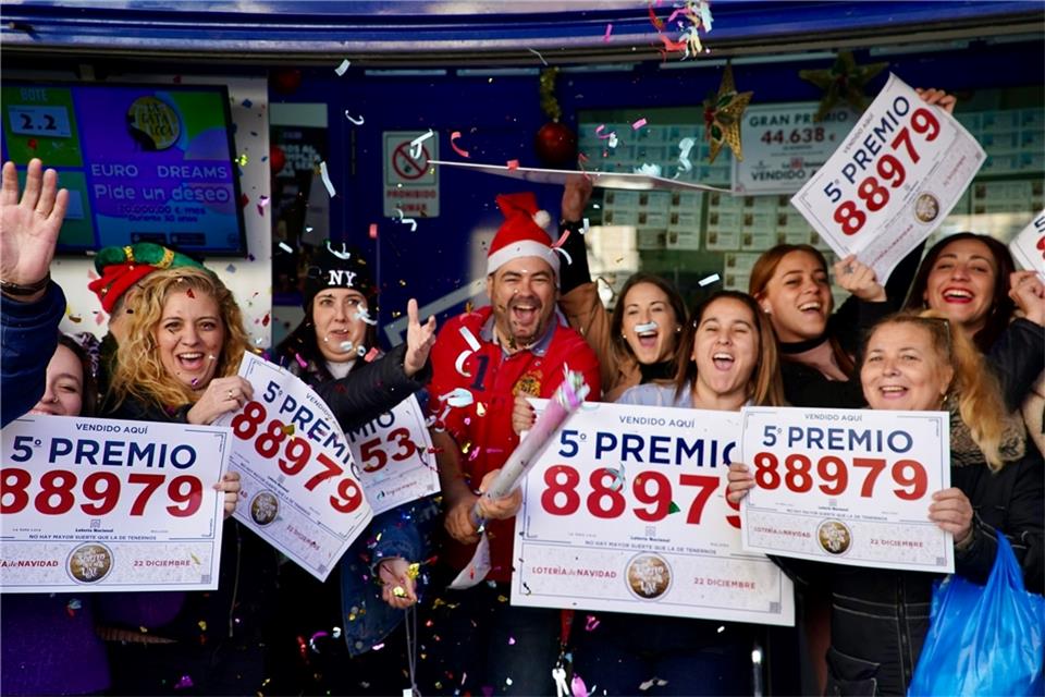 Weihnachtslotterie: Langes Warten auf den Hauptgewinn Gewinner der Weihnachtslotteriepreise feiern vor einer Lottoannahmestelle in Málaga.