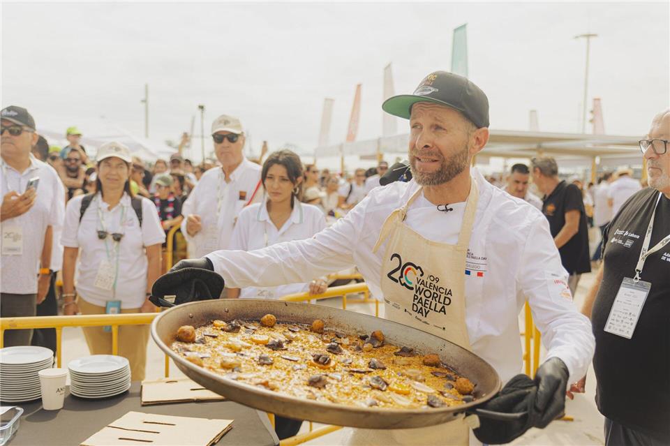 Gewinner des „World Paella Day“ in Valencia 2025: Frédéric Gallego.Santiago Vidal/Visit Valencia/dpa-tmn