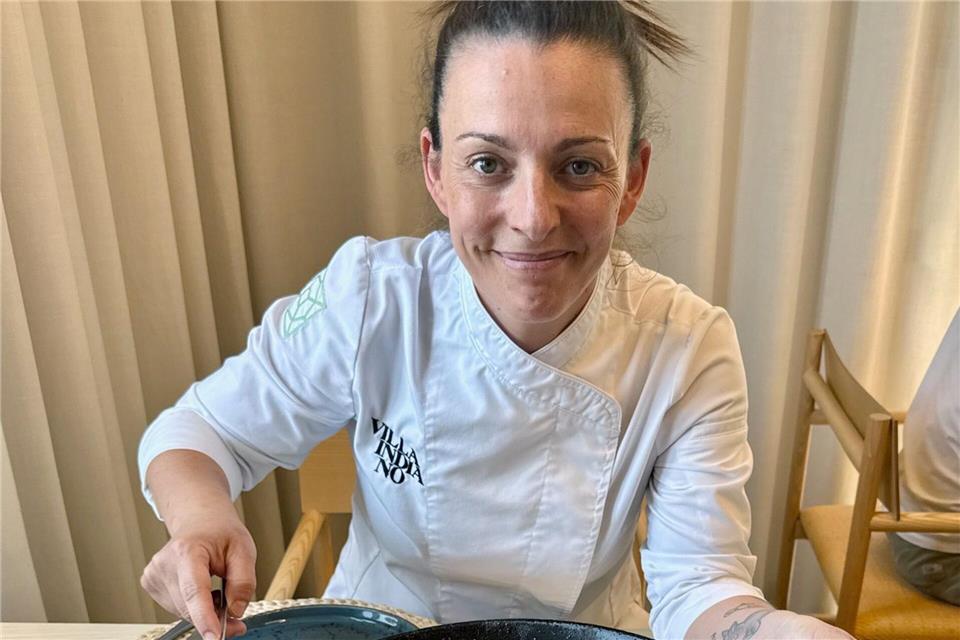 Gewinnerin beim „World Paella Day“ im Jahr 2018: die Köchin Chabe Soler, hier mit Paella in ihrer „Villa Indiano“.Wolfgang Stelljes/dpa-tmn