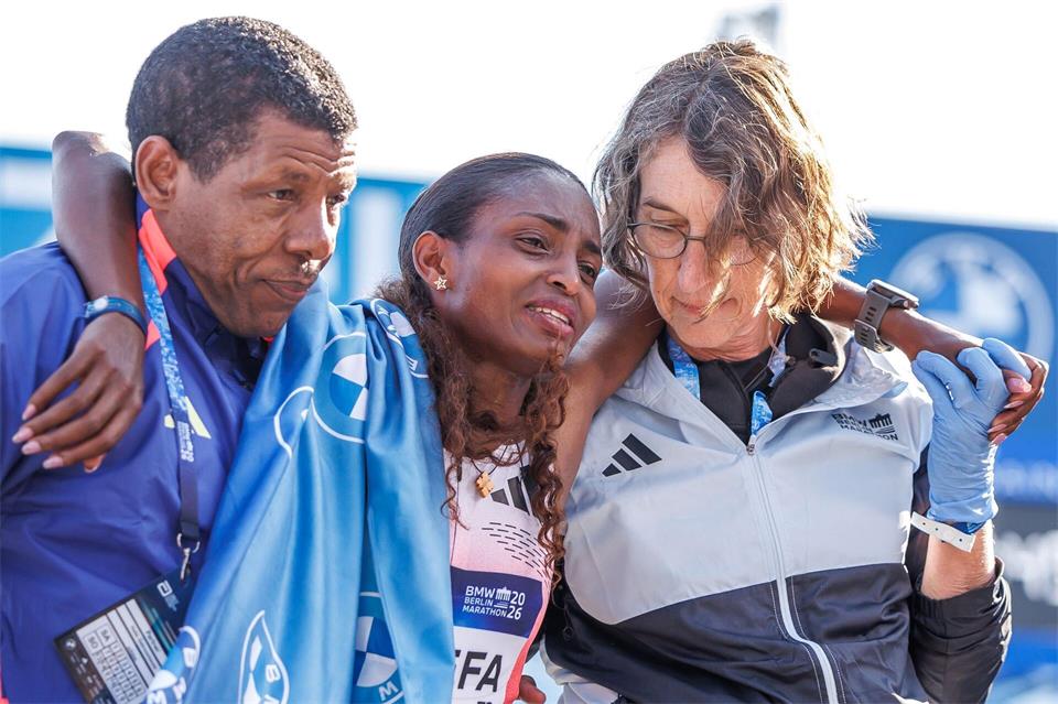 Gewinnt mit Krämpfen und verpasst knapp den Weltrekord: Tigst Assefa beim Berlin Marathon.Andreas Gora/dpa