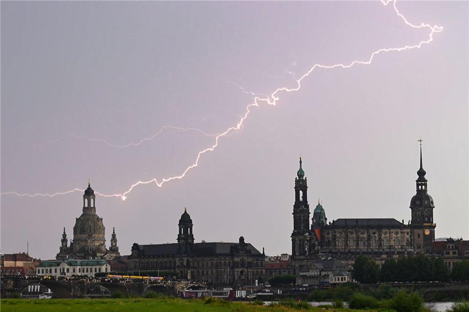Sachsen startet mit Gewittern in die neue Woche Gewitter, Starkregen und Hagel haben Sachsen auch zu Beginn der Woche noch im Griff. (Symbolbild)Robert Michael/dpa