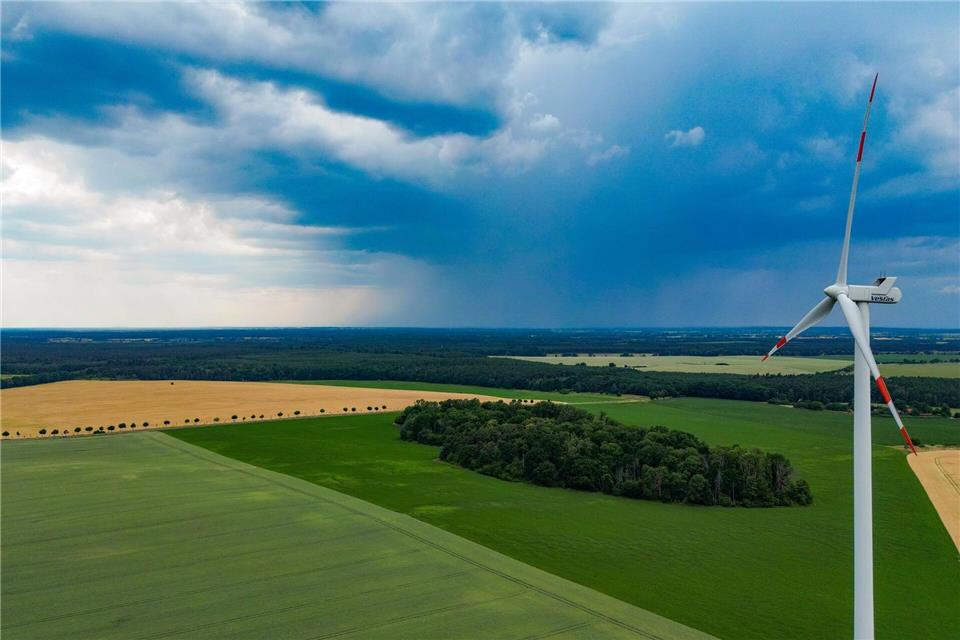Gewitter mit Starkregen und Sturmböen begleiten das Hitze-Wetter. (Symbolbild)Patrick Pleul/dpa