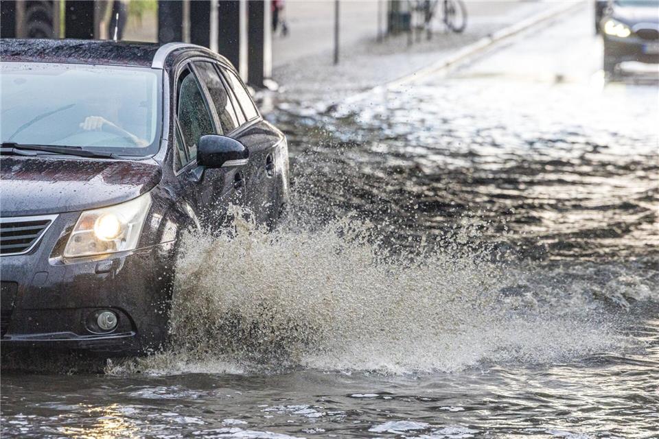 Gewitter trafen am Samstagnachmittag Cottbus und führten zu überfluteten Straßen. Frank Hammerschmidt/dpa