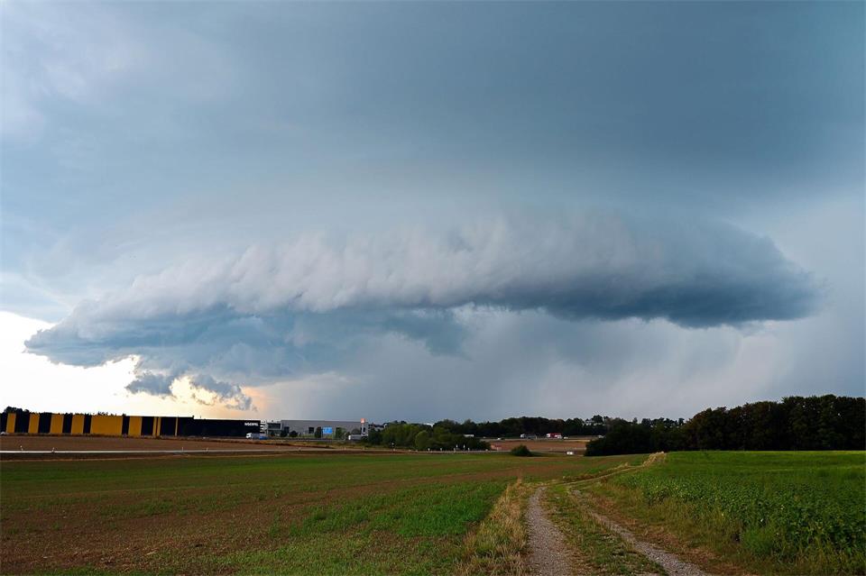 Gewitter und Regen erwartet der DWD für Freitag.Simon Zeiher/onw-images/dpa