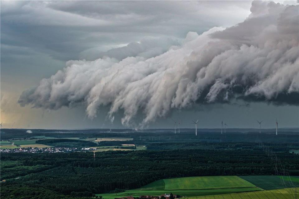 Gewitter ziehen über Heidenheim hinweg. Jason Tschepljakow/dpa
