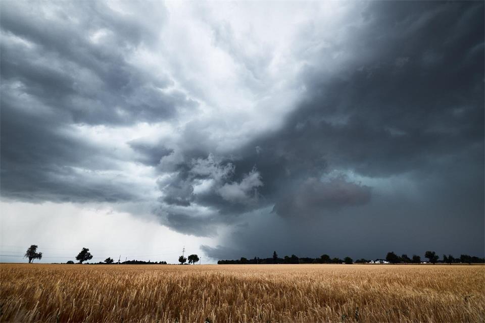 Gewitterwolken sollen übers Land ziehen. (Archivbild)Nicklas Walther/onw-images/dpa