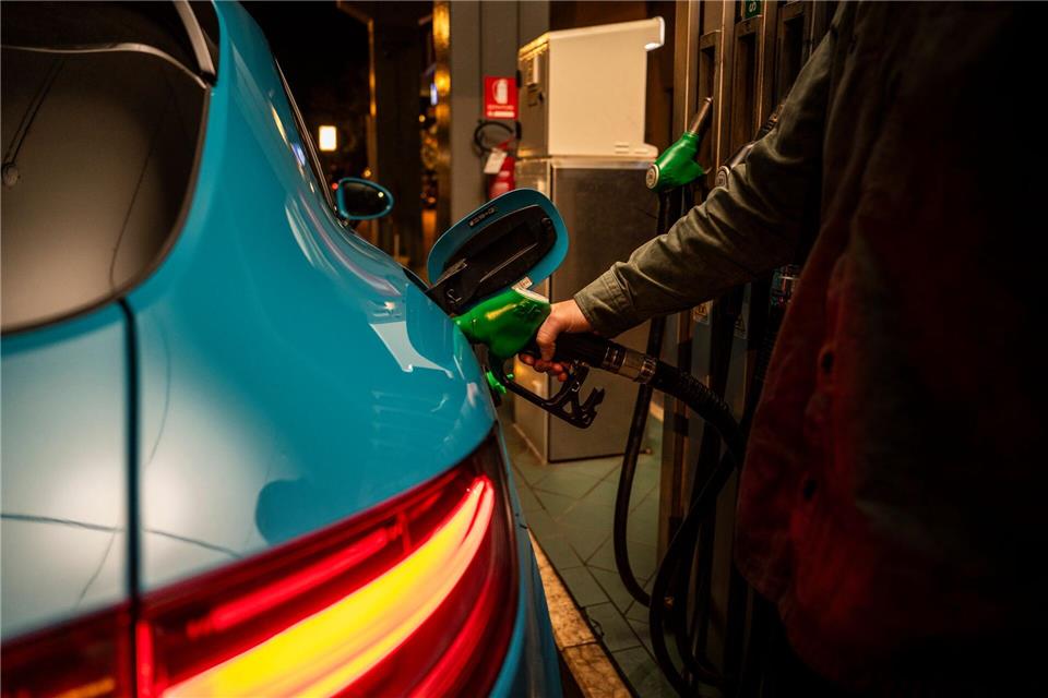 Gewohnte Prozedur beim Verbrenner - und in ein paar Minuten erledigt: volltanken, bezahlen und weiterfahren.Manuel Hollenbach/Porsche/dpa-tmn