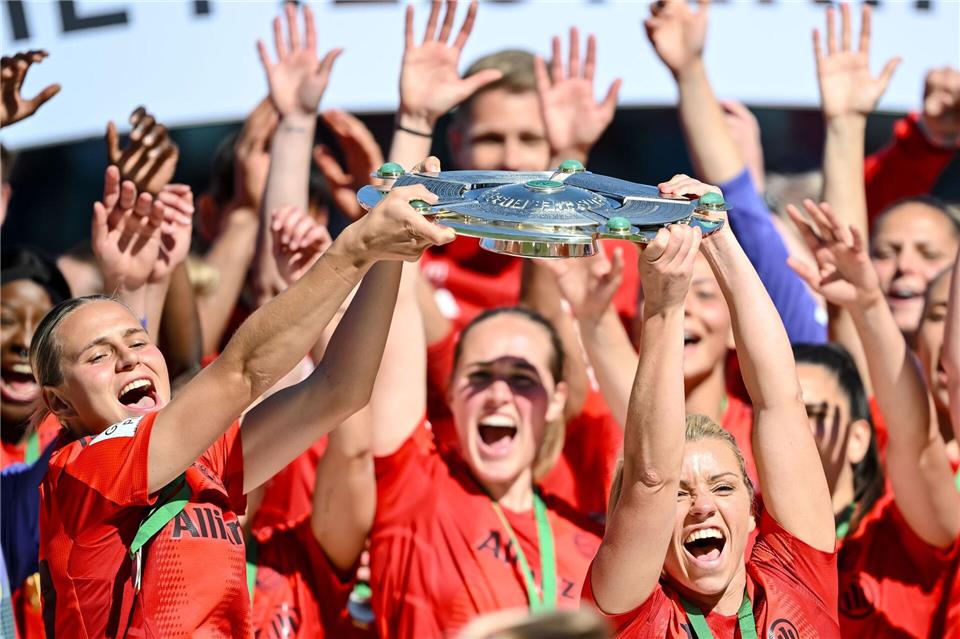 Gewohntes Bild: Die Bayern-Fußballerinnen stehen kurz vor der nächsten Meisterschaft. (Archivbild)Harry Langer/dpa