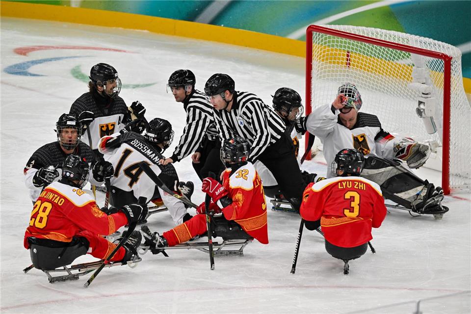 Gewühl vor dem deutschen Tor.Alessio Marini/LiveMedia-IPA/ZUMA Press Wire/dpa