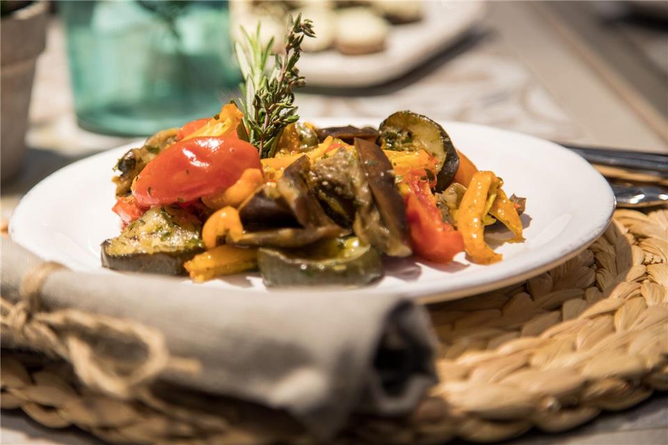 Gewürze, Kräuter und Olivenöl gehören zum Antipasti-Gemüse dazu. Aber zu viel kann das Aroma beeinträchtigen.Christin Klose/dpa-tmn