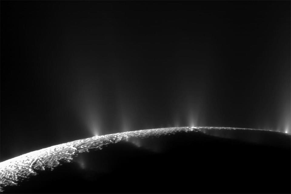 Geysire am Südpol des Saturnmondes schleudern Wasserdampf und Eiskörner Hunderte Kilometer hoch ins Weltall. (Archivbild)picture alliance / dpa