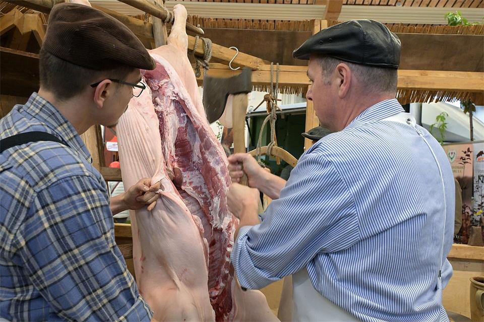 Gezeigt wird auch, wie eine traditionelle Hausschlachtung abläuft.Michael Bahlo/dpa