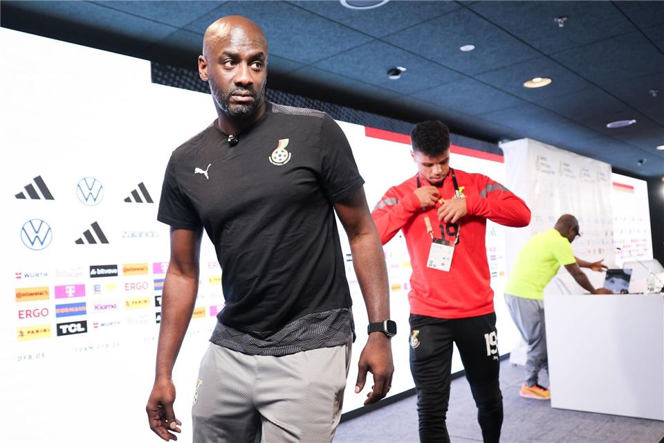 Ghanas Nationaltrainer und sein Spieler: Otto Addo und HSV-Spieler Ransford Königsdörffer.Christian Charisius/dpa