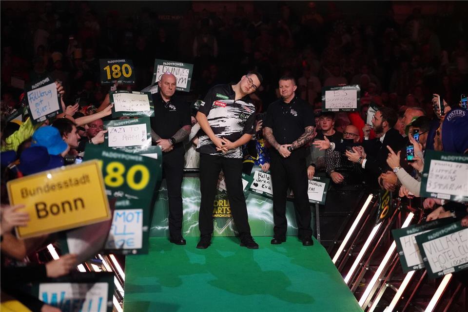 Gian van Veen fordert Luke Littler im Finale der Darts-WM.Adam Davy/PA Wire/dpa