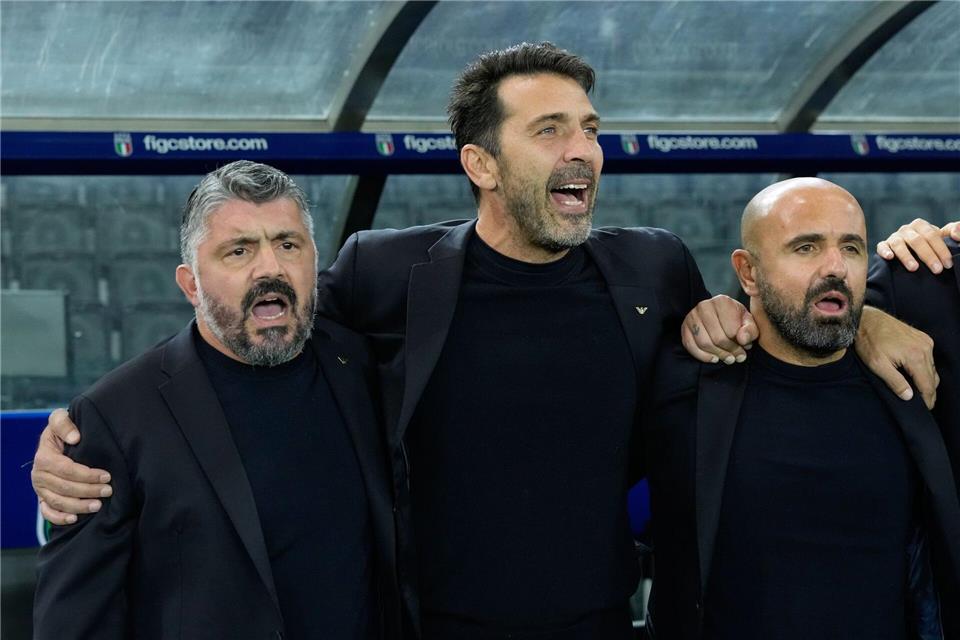 Gianluigi Buffon (m) ist zurückgetreten - aber was passiert mit Gennaro Gattuso (l)? (Archivbild)Luca Bruno/AP/dpa