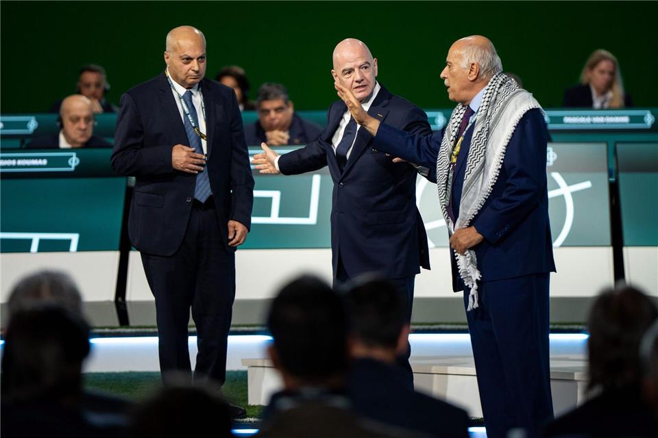 Gianni Infantino (M) kann Dschibril Radschub, Präsident des Palästinensischen Verbandes, und den israelischen Vizechef Bassim Scheich Suliman (l) auf der Kongressbühne nicht versöhnen. Ethan Cairns/The Canadian Press/AP/dpa