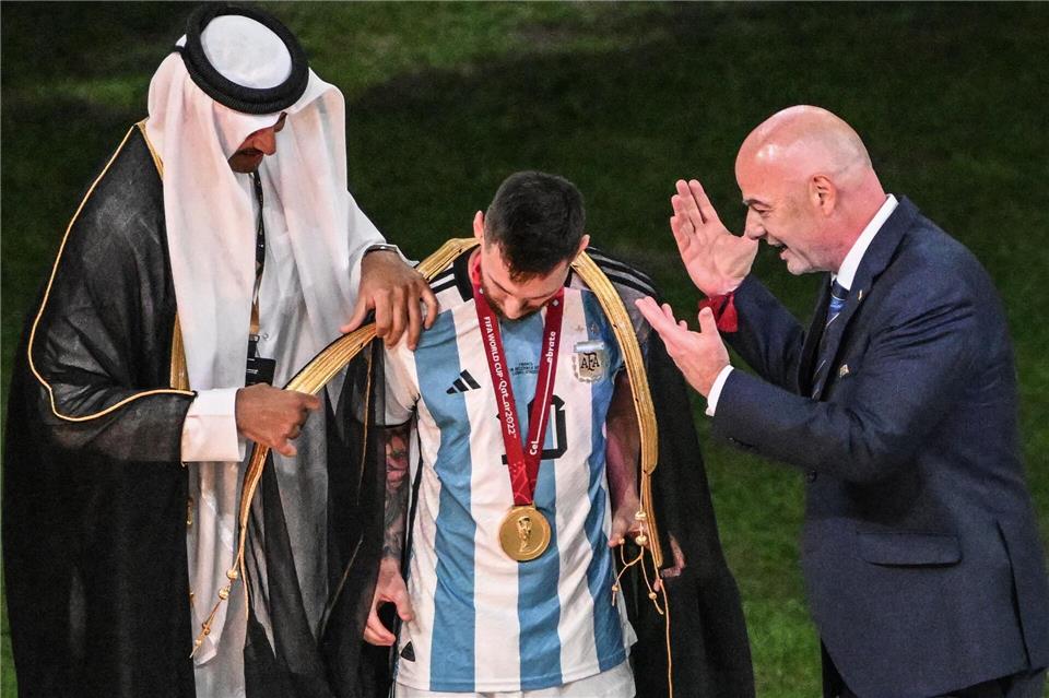 Gianni Infantino ehrt Lionel Messi als Weltmeister-Kapitän in Katar. (Archivbild)Robert Michael/dpa