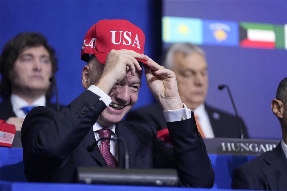 Gianni Infantino kündigte eine Partnerschaft der FIFA mit Donald Trumps Friedensrat an.Mark Schiefelbein/AP/dpa