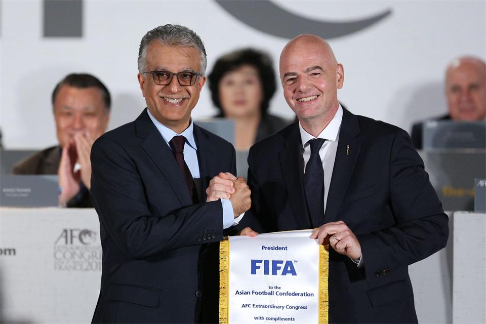 Gianni Infantino (r) mit Salman bin Ibrahim al-Chalifa, Chef des asiatischen Fußballverbands. (Archivbild)---/Xinhua/dpa