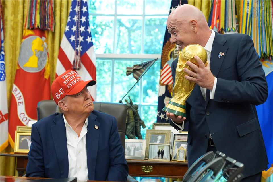 Gianni Infantino überreicht den WM-Pokal an Donald Trump.Jacquelyn Martin/AP/dpa