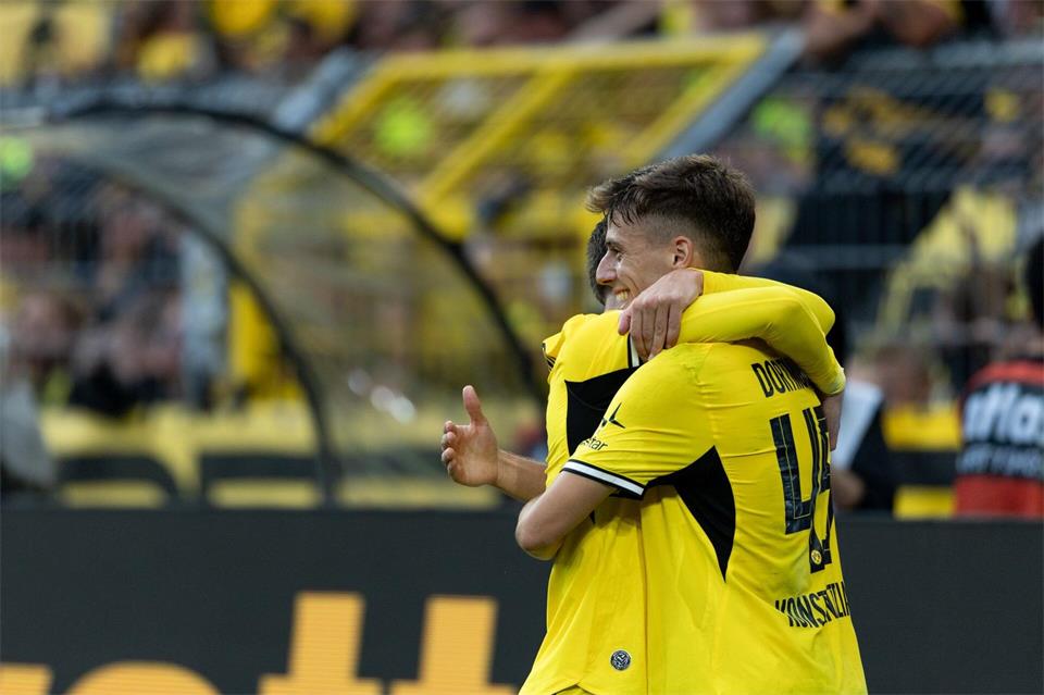 Giannis Konstantelias (r) tat dem Spiel des BVB sehr gut.Fabian Strauch/dpa