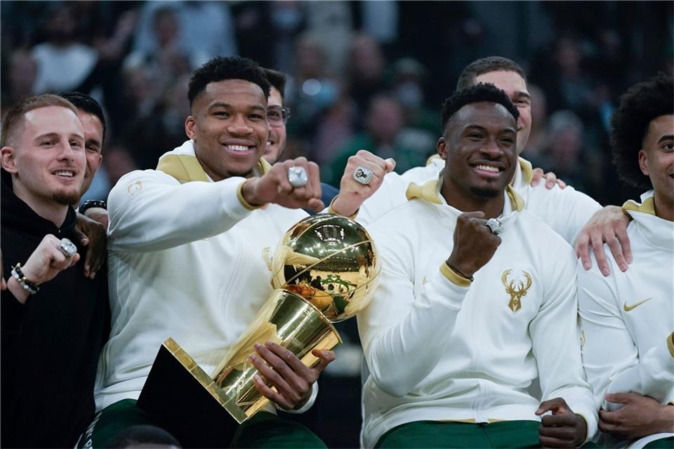 Giannis und Thanasis Antetokounmpo werden auch in der kommenden NBA-Saison im gleichen Team spielen.