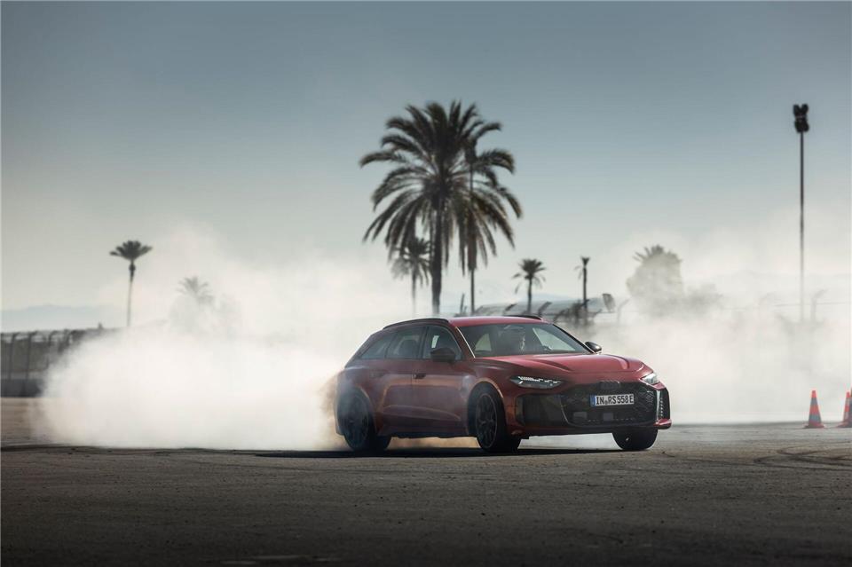 Gib Gummi: Auf abgesperrtem Terrain taugt der RS5 auch für spektakuläre Parforceritte. Tobias Sagmeister/Audi AG/dpa-tmn