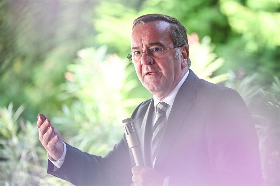 Gibt dem SPD-Kandidaten in Berlin Rückendeckung: Minister Pistorius.Britta Pedersen/dpa