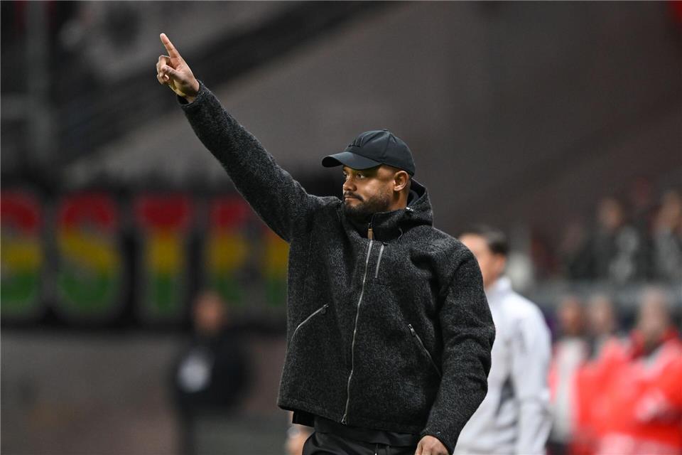 Trainer-Ansage vor Liga-Gipfel: „Zwei Fäuste gegeneinander“ Gibt den Weg für den FC Bayern vor: Trainer Vincent Kompany.Arne Dedert/dpa