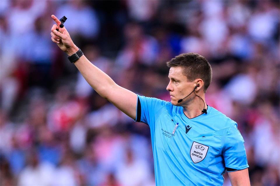 Gibt die Linie für die neue Saison vor: Spitzenreferee Daniel Siebert. (Archivbild)  Tom Weller/dpa