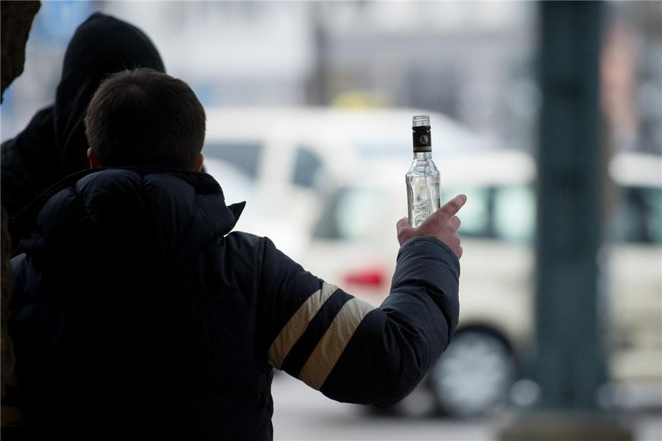 Gibt es Streit, ist oft Alkohol im Spiel. (Archivbild) picture alliance / Daniel Reinhardt/dpa