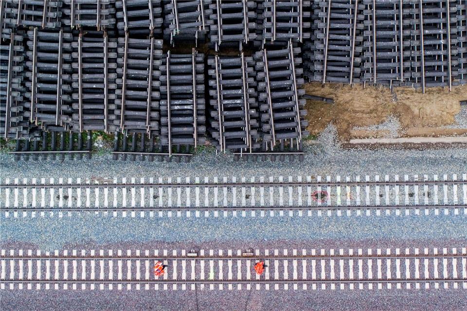 Auto, Bahn, D-Ticket - die Beschlüsse der Verkehrsminister  Gibt es auch mehr Geld für den Neubau von Bahnstrecken? (Archivbild)Julian Stratenschulte/dpa