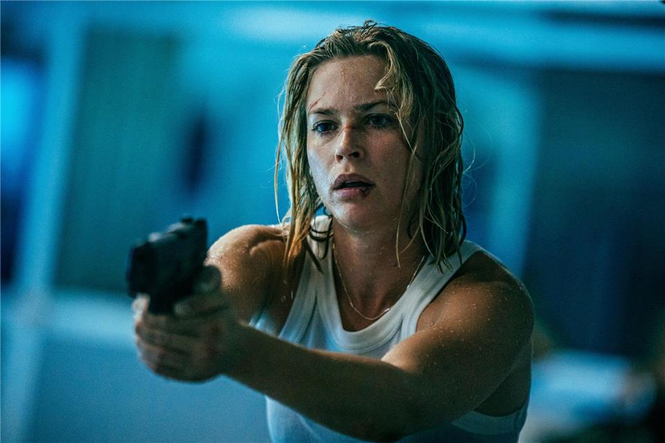 Gibt in „Exterritorial“ alles: Jeanne Goursaud spielt die Ex-Elitesoldatin Sara Wulf, die um ihren Sohn kämpft. (Foto: Netflix)Sasha Ostrov /netflix/dpa