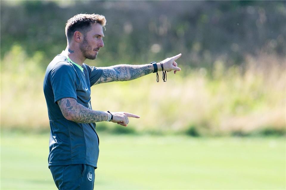 Gibt in dieser Saison beim VfL Wolfsburg die Richtung vor: Trainer Tobias Strobl. (Archivbild)  Swen Pförtner/dpa