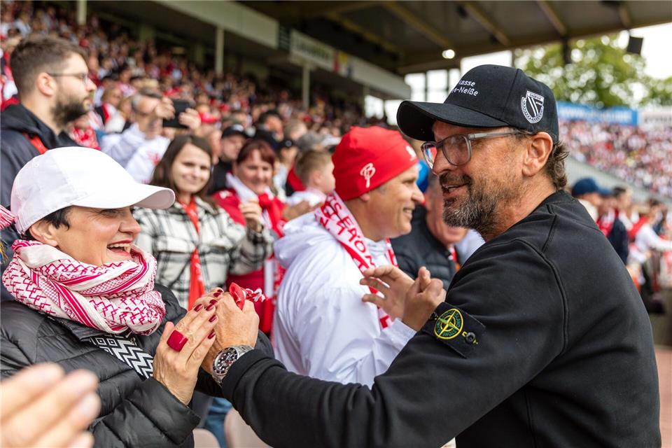 Gibt sich gerne fan-nah: Claus-Dieter Wollitz. (Archivbild)Frank Hammerschmidt/dpa