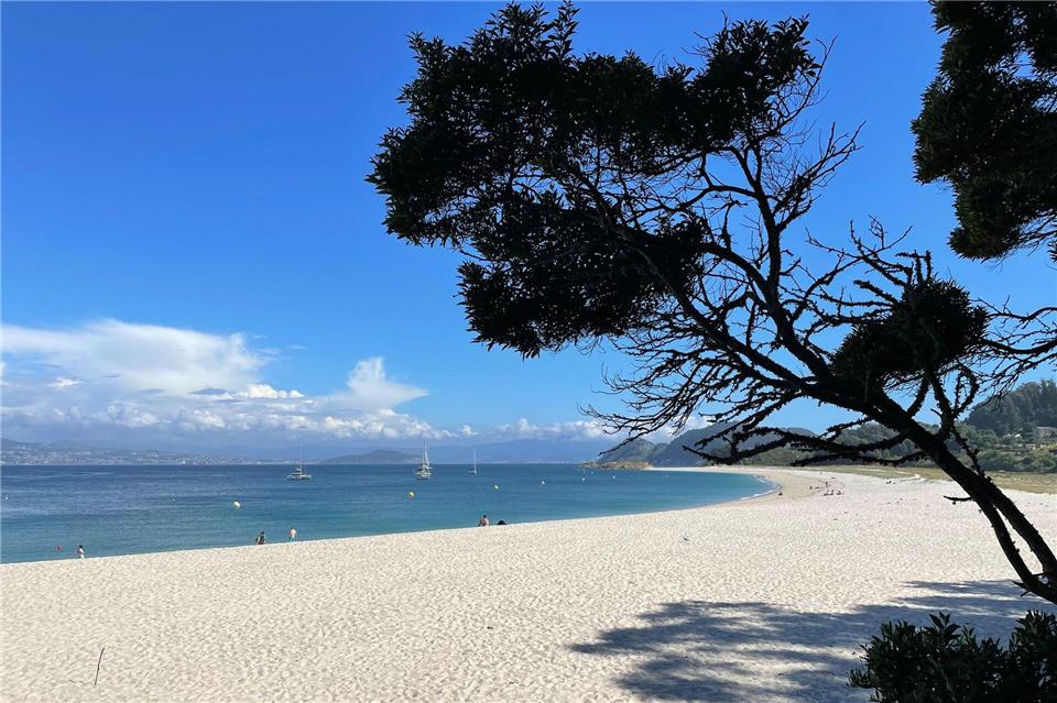 Gilt als einer der schönsten Strände Spaniens: die Praia das Rodas.Manuel Meyer/dpa-tmn