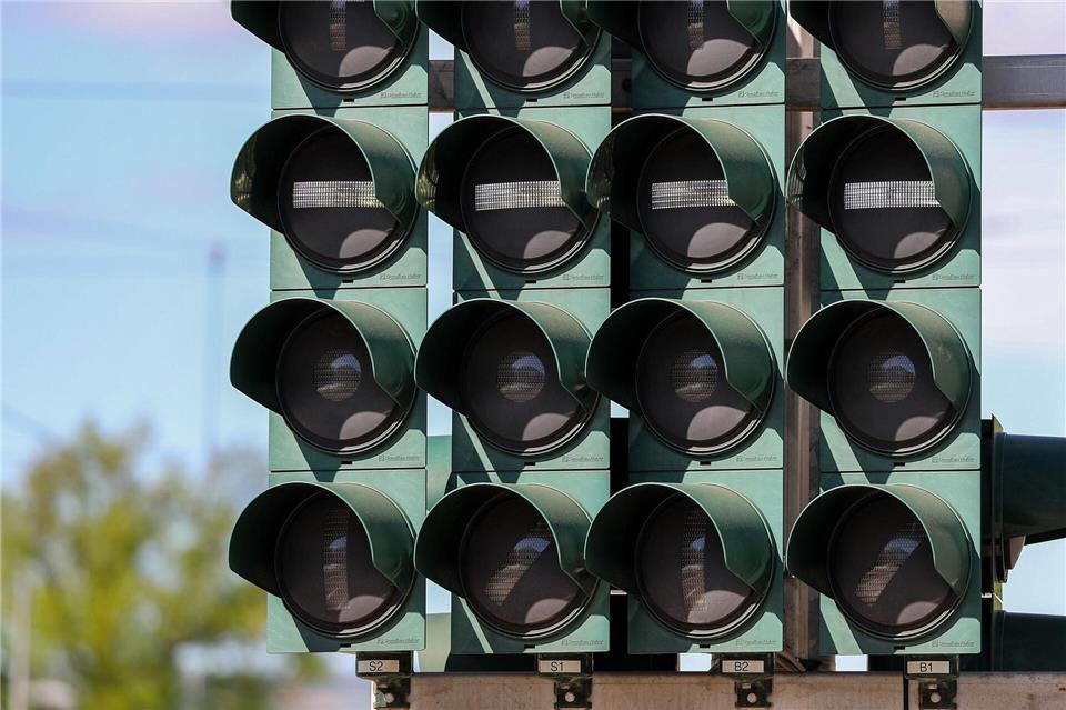 Gilt viermal für Busse, aber viermal nicht für Autofahrer: In jedem Fall aber haben Autofahrer auf einer Busspur, wo man solche Ampeln antrifft, in der Regel nichts verloren.Jan Woitas/dpa/dpa-tmn