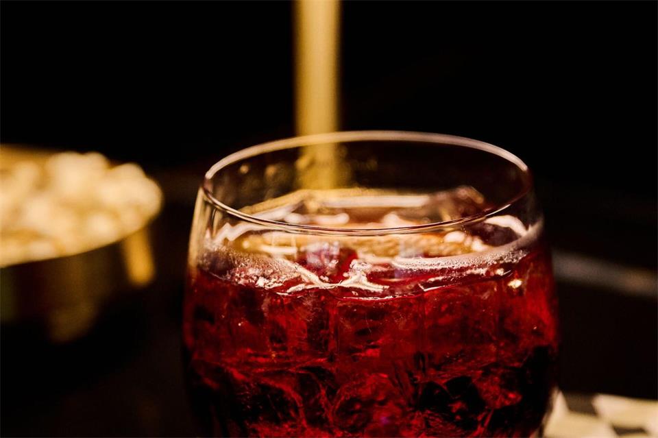 Gin, Wermut und Campari Bitter: Das ist der klassische Negroni.Zacharie Scheurer/dpa-tmn