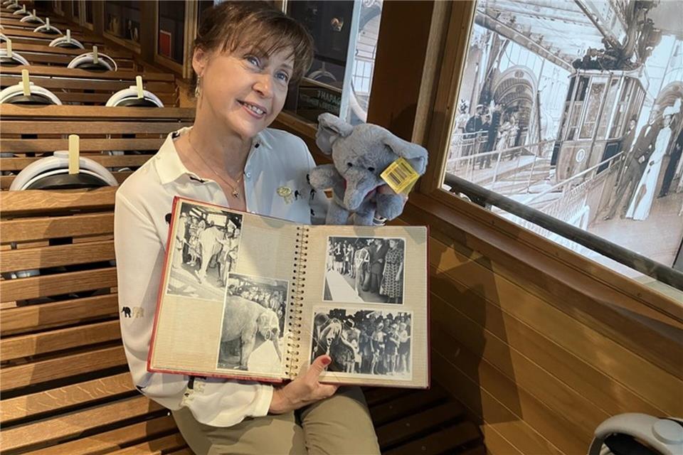 Tuffi-Bilder im Museum - Foto vom Elefantensturz gab es nie Gina Althoff, Enkelin des damaligen Zirkusdirektors, hält ein Album mit Fotos von Tuffi kurz vor und nach dem Sturz des kleinen Elefanten aus der Schwebebahn.Volker Danisch/dpa