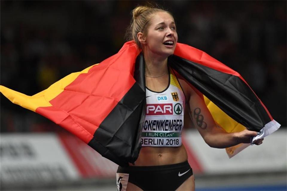 Gina Lückenkemper jubelt nach ihrem zweiten Platz über 100 Meter. Foto: Hendrik Schmidt