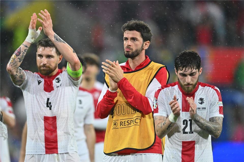 Giorgi Kwilitaia (M) hat einen Vertrag bei Holstein Kiel unterschrieben. (Archivbild)Marius Becker/dpa
