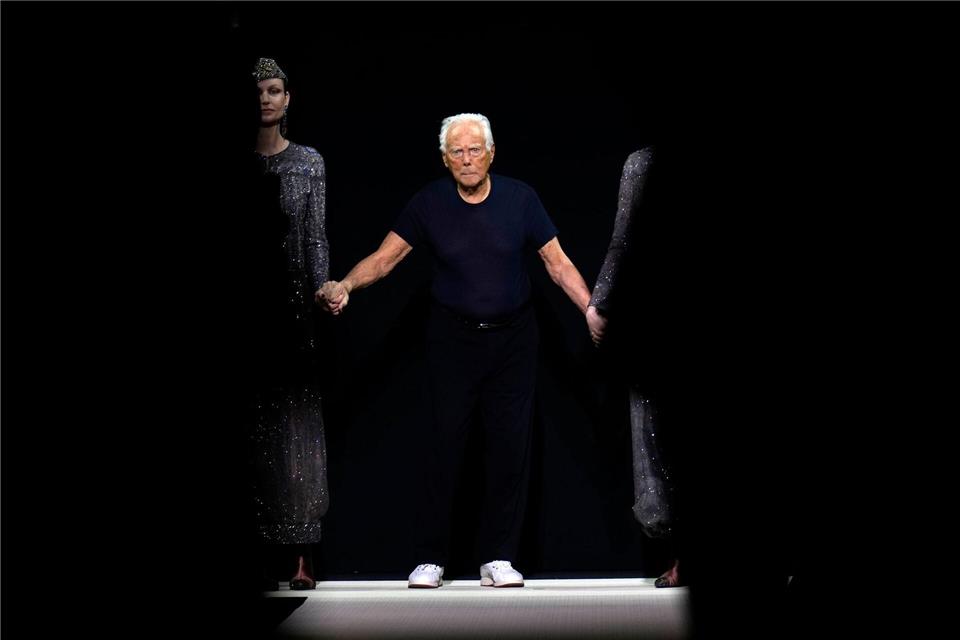Modemacher Giorgio Armani mit 91 Jahren gestorben Giorgio Armani hatte bei der Präsentation der Herbst/Winter-Kollektion 2025/26 einen seiner letzten Auftritte. (Archivbild)Luca Bruno/AP/dpa